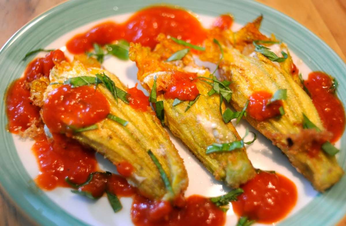 Fiori di zucca ripieni al sugo