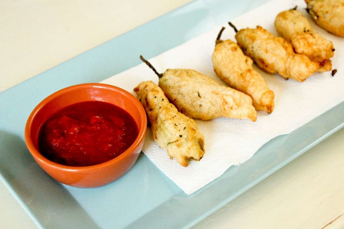 Fiori di zucca ripieni con salsina