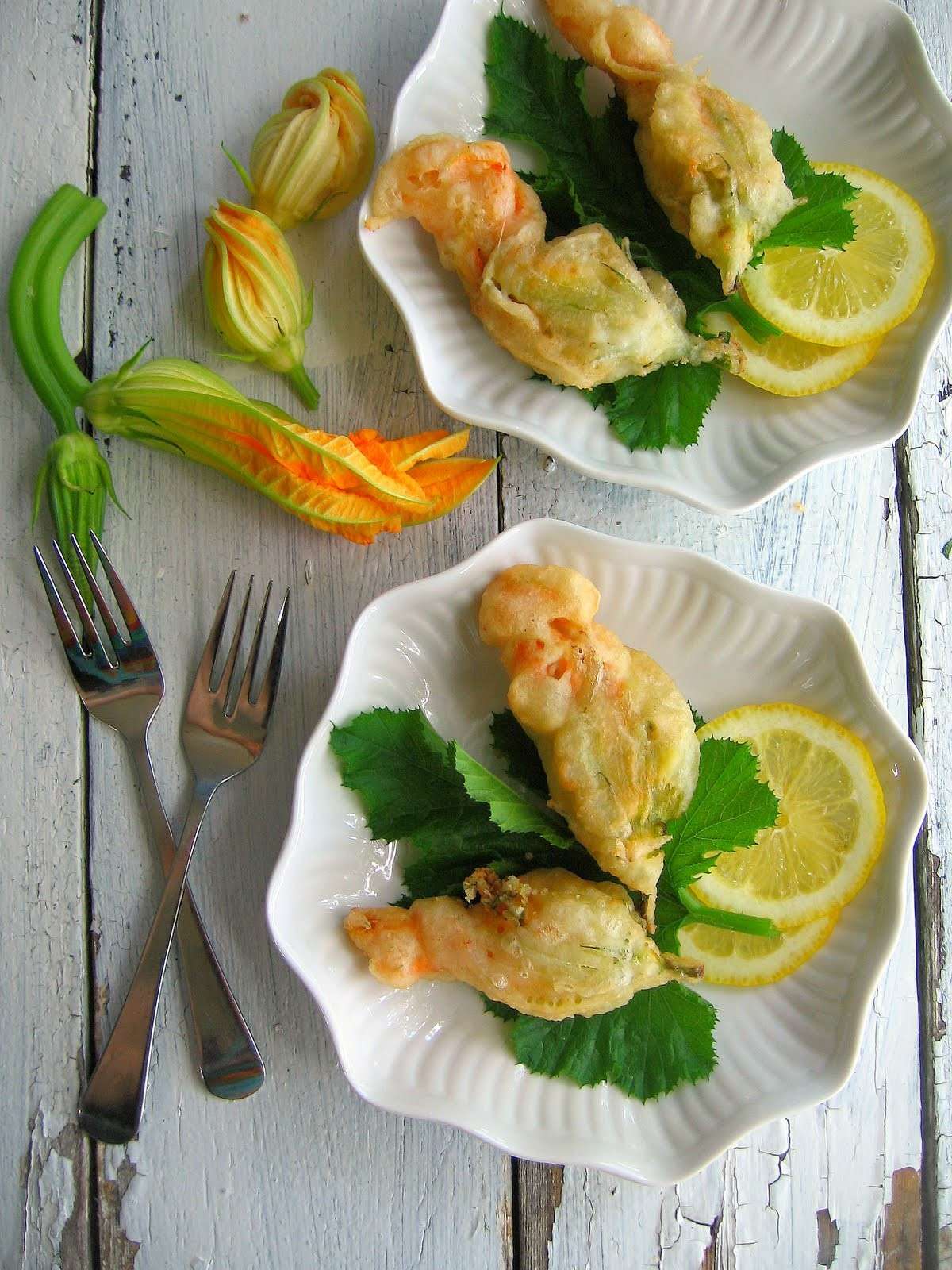 Fiori di zucca ripieni in pastella