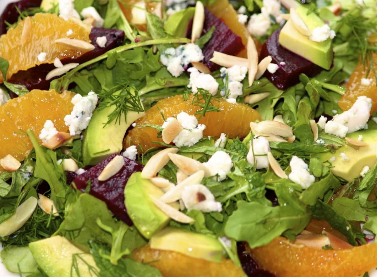 Insalata di arance con formaggio e barbabietole