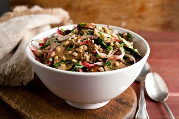 Insalata di funghi, triticale e orzo