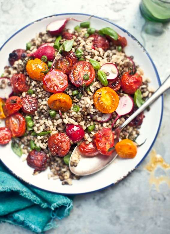 Insalata di orzo e pomodori