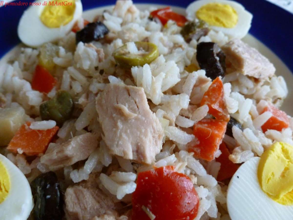 Insalata di riso con tonno, olive e pomodorini