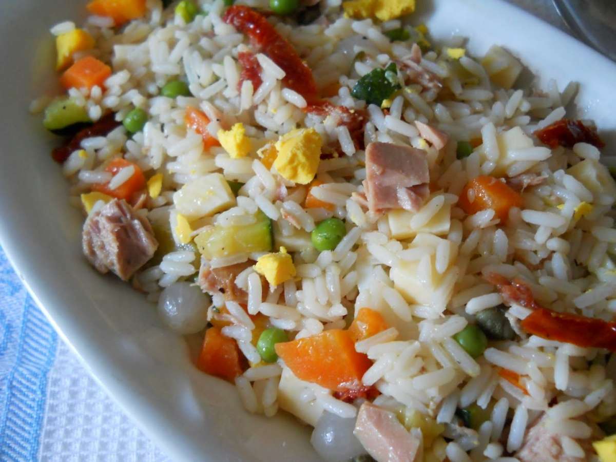 Insalata di riso con tonno e verdure sott'olio