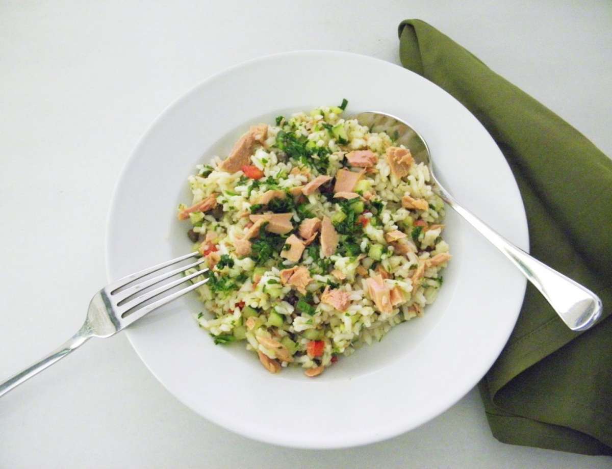 Insalata di riso con tonno e verdure