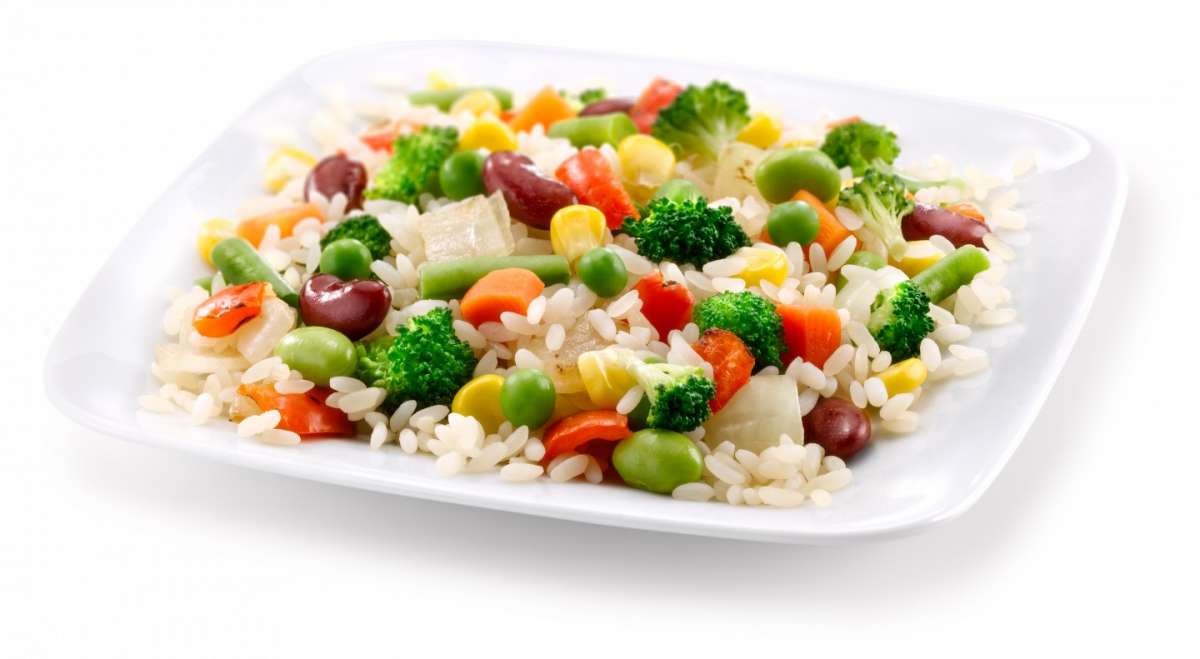 Insalata di riso con verdure miste