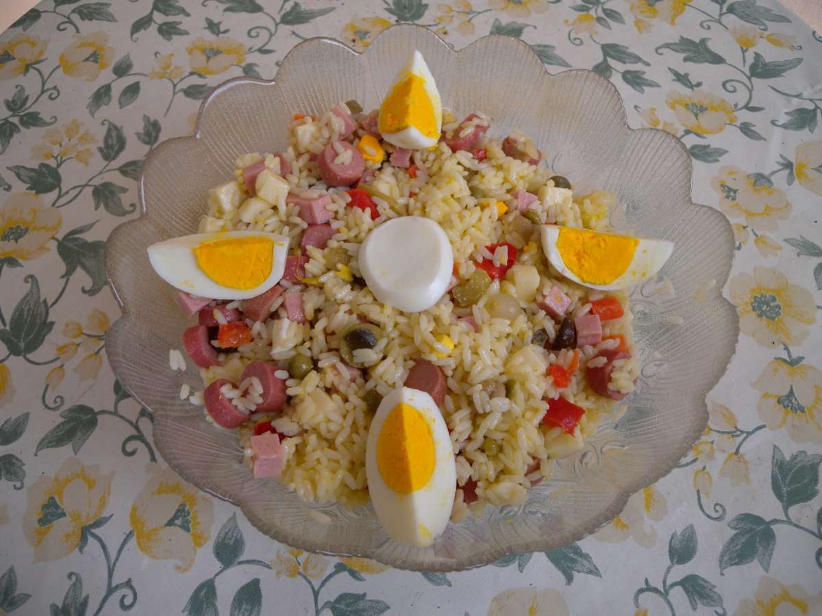 Insalata di riso presentata con uova sode
