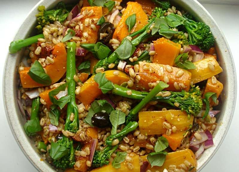 Insalata di verdure e orzo