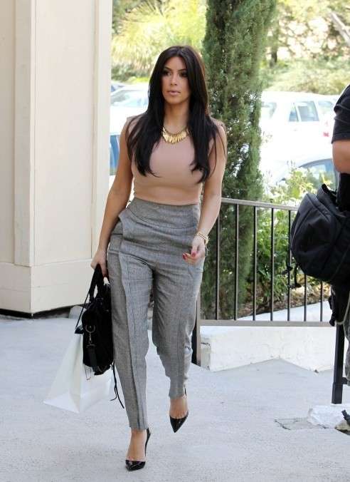 Kim Kardashian con pantaloni a vita alta