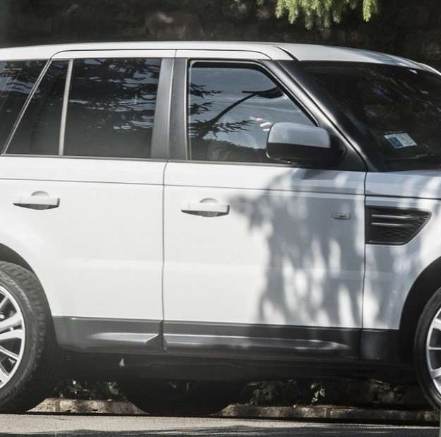 L'arrivo della sposa in una Range Rover bianca