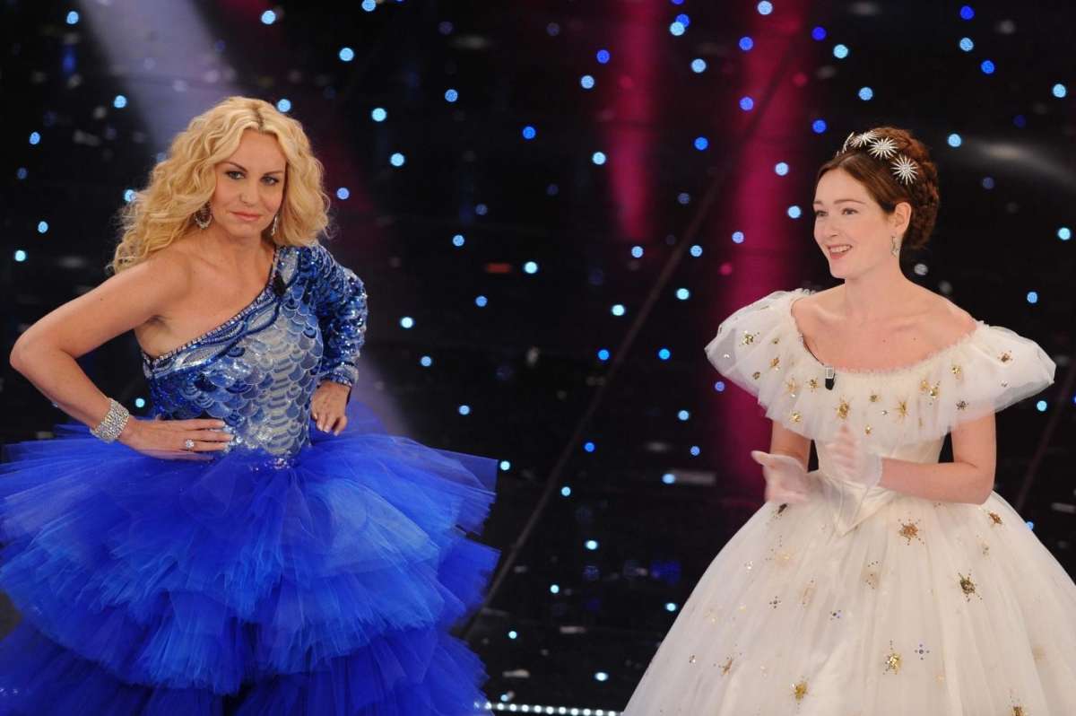 La mamma vip in abito blu