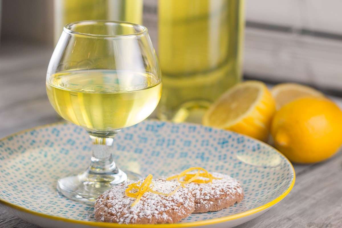 Limoncello con biscottini