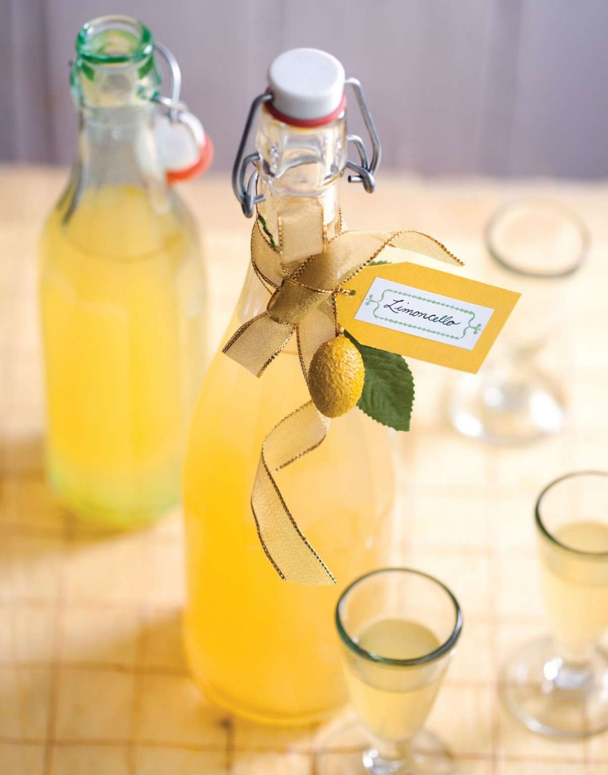 Limoncello con bottiglia decorata