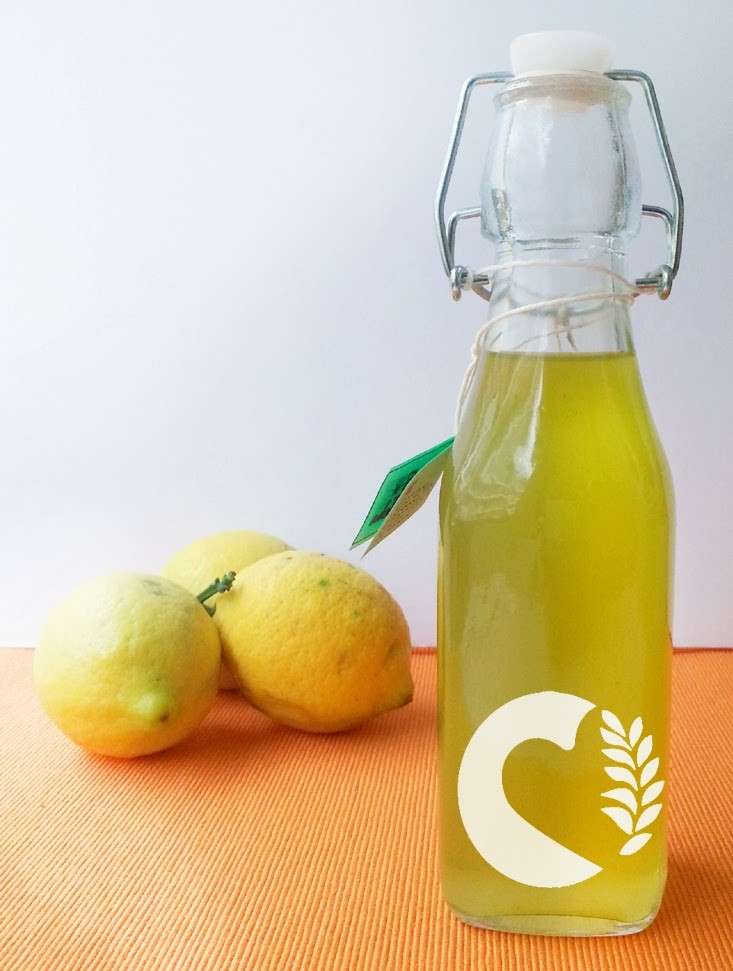 Limoncello in bottiglina decorata