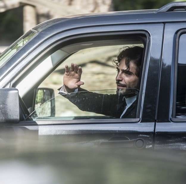 Marco Bocci a bordo della sua jeep saluta i fan