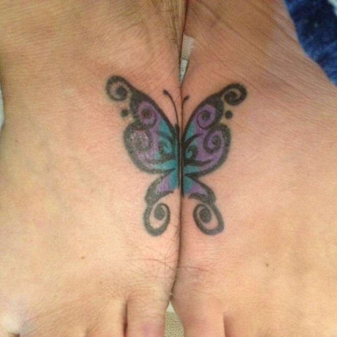 Metà farfalla sui piedi