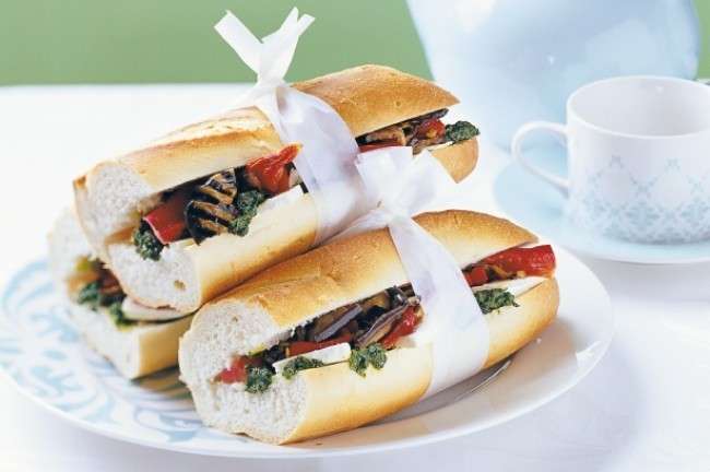 Panino con mozzarella e verdure grigliate