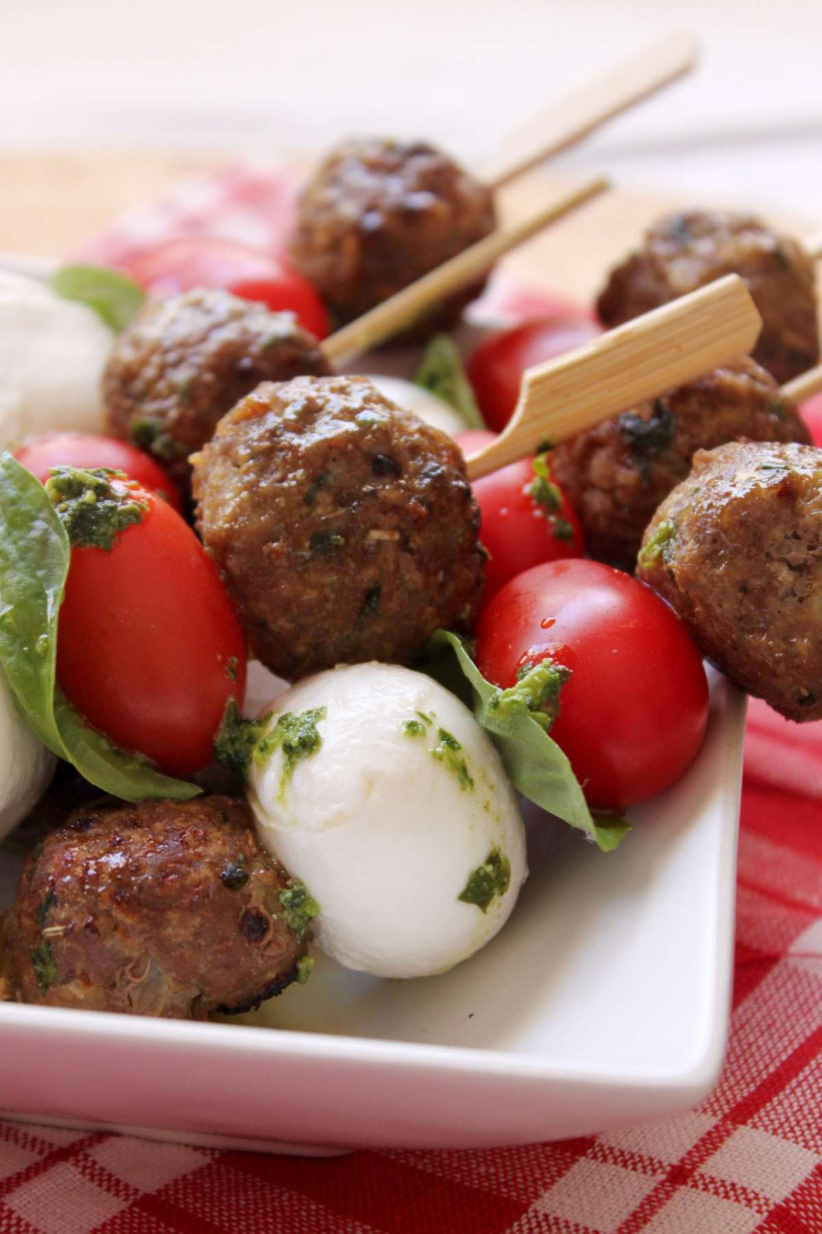 Polpette con mozzarella e pomodori