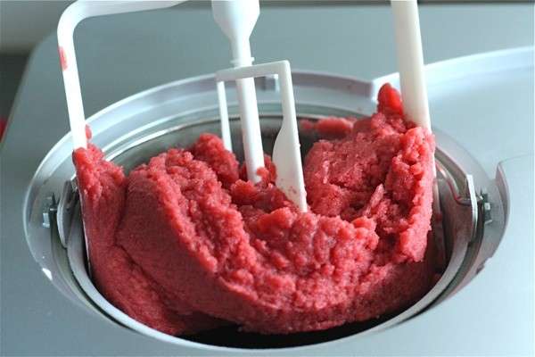 Preparazione del sorbetto alla fragola