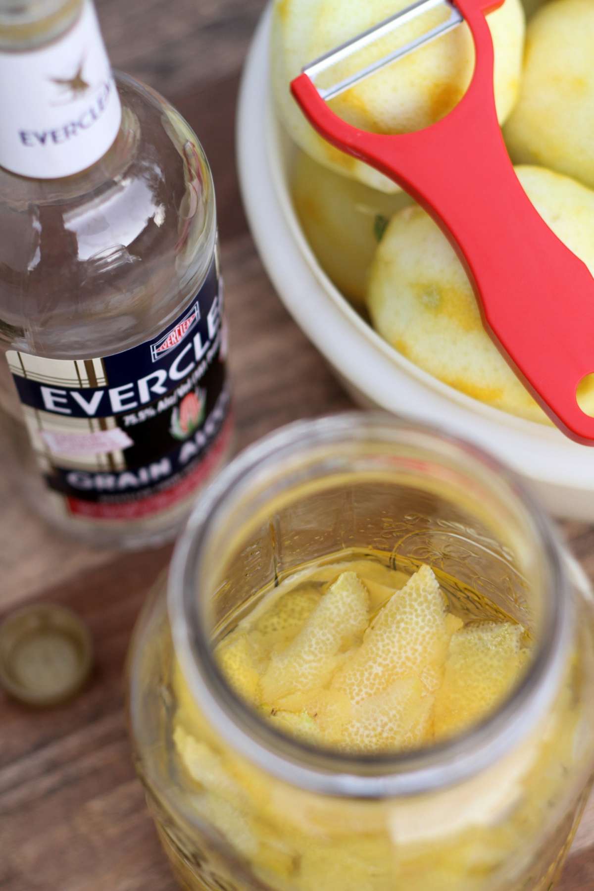 Preparazione limoncello fatto in casa