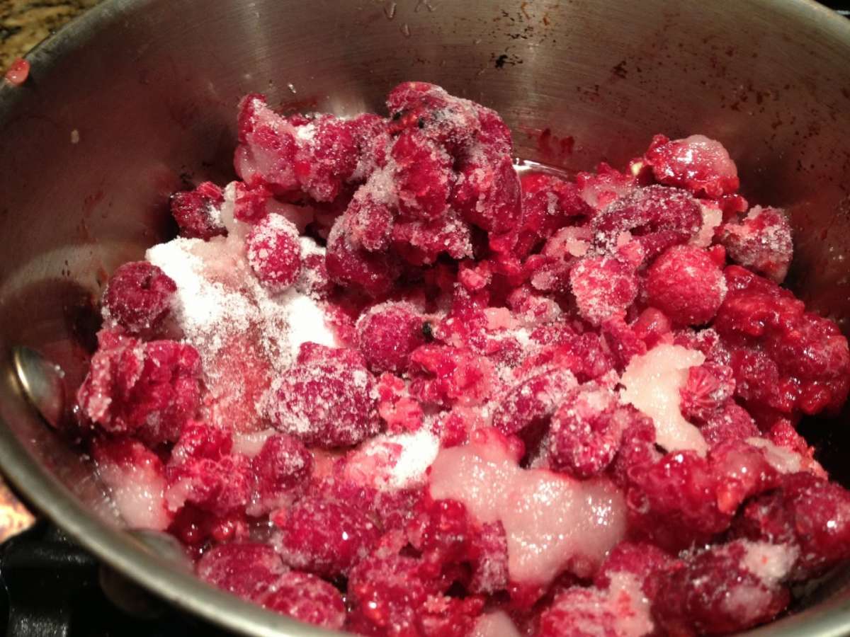 Preparazione sorbetto con fragole e lamponi