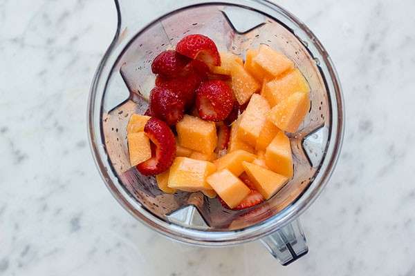 Preparazione sorbetto con fragole e melone