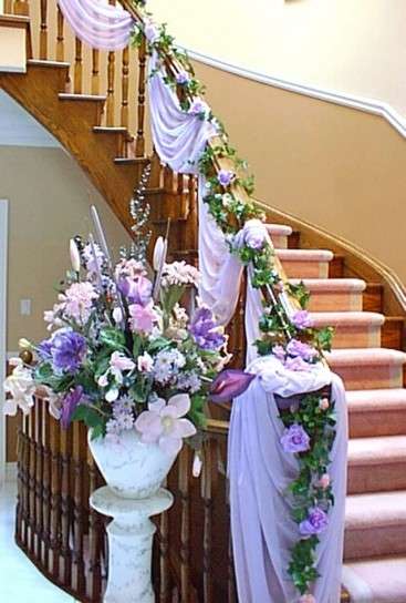 Scala decorata con fiori e stoffe