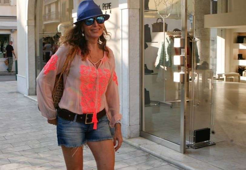 Shorts e cappello texano per Daniela Santanchè