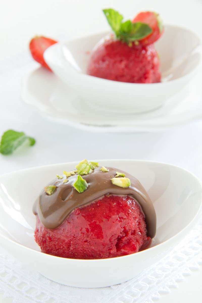 Sorbetto alla fragola con crema al cioccolato