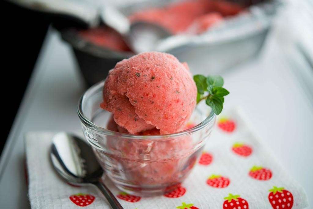 Sorbetto alla fragola con pezzetti di cioccolato