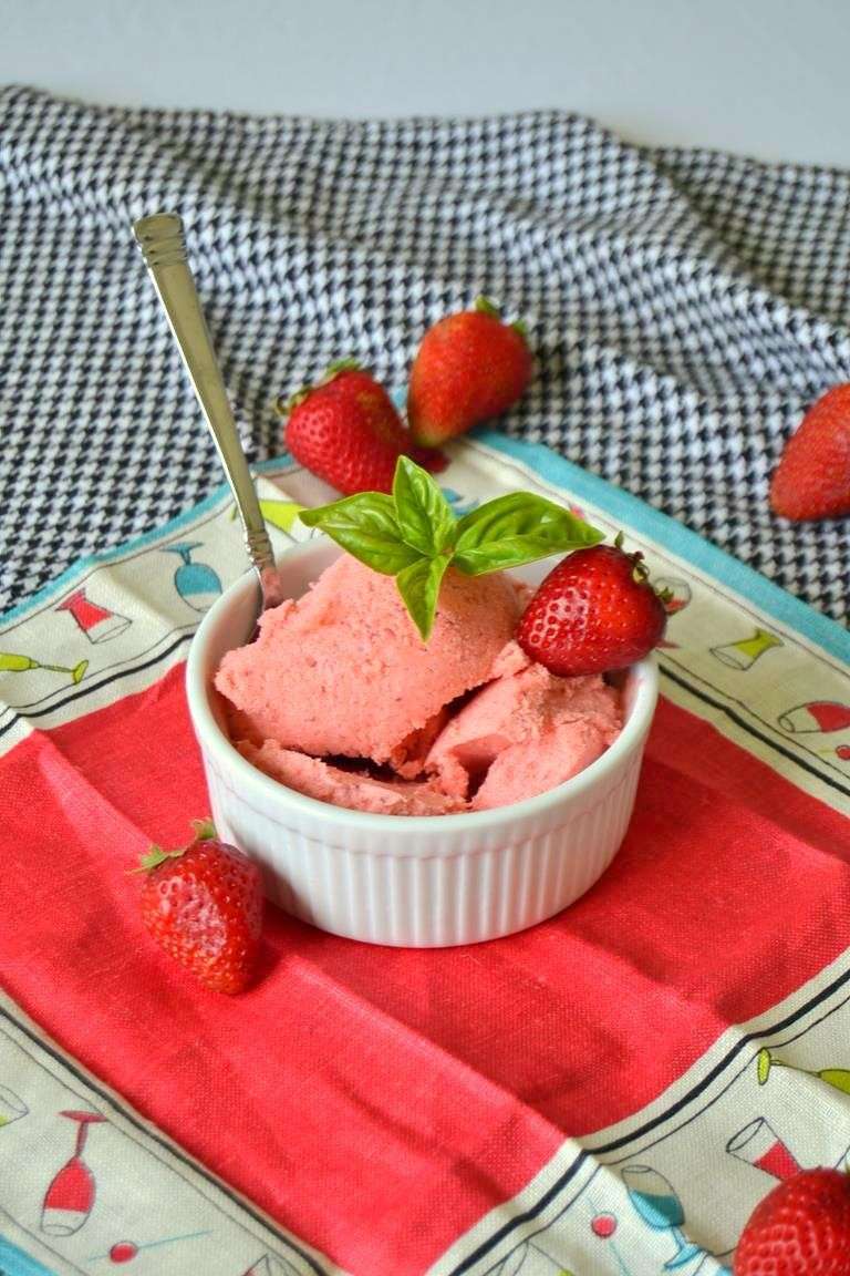 Sorbetto alla fragola profumato al basilico