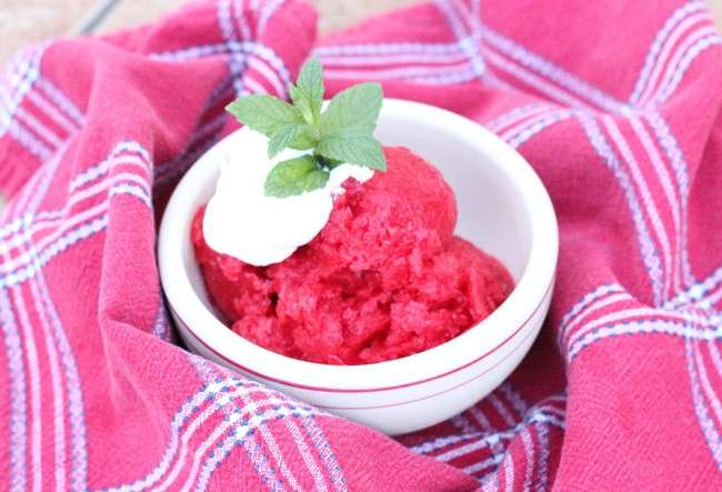 Sorbetto alla fragola servito con panna