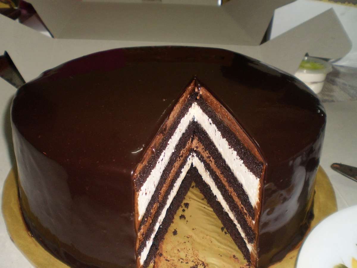 Torta a strati con ganche al cioccolato