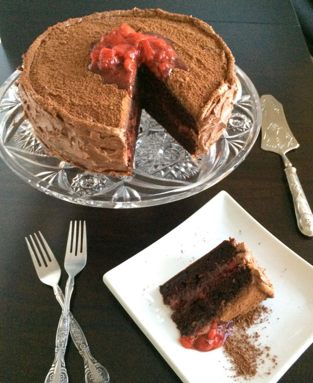 Torta al doppio cioccolato con fragole