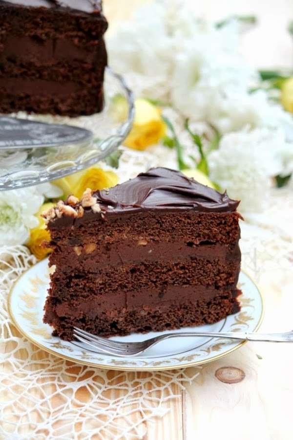 Torta al doppio cioccolato con nocciole