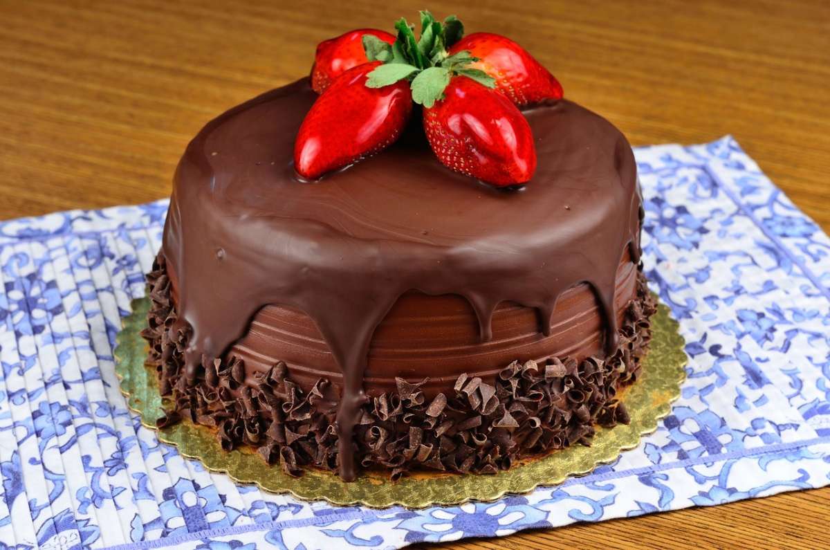 Torta al doppio cioccolato decorata