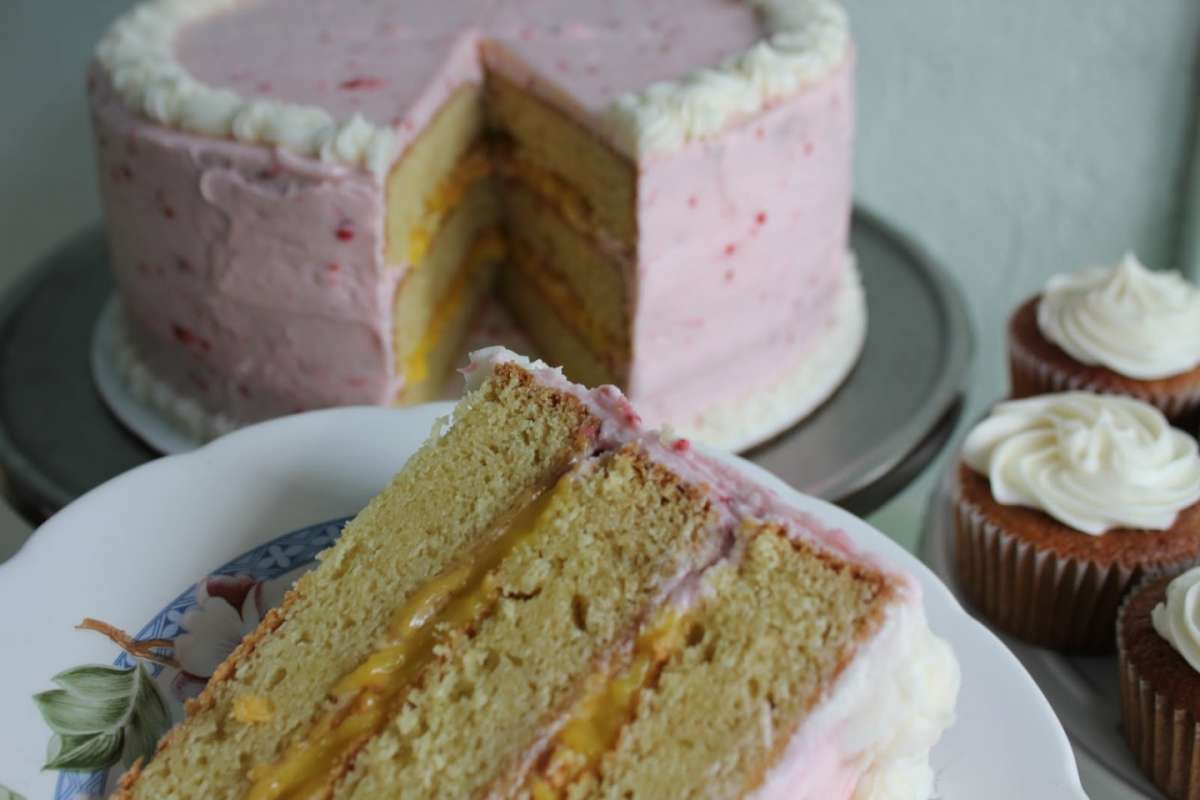 Torta con crema di limone e fragole