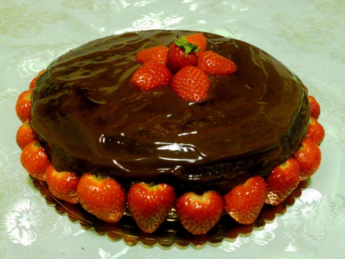 Torta con fragole al doppio cioccolato