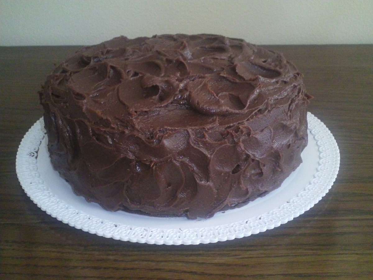 Torta con glassa e farcitura al cioccolato