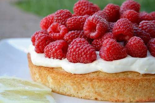 Torta con panna e lamponi