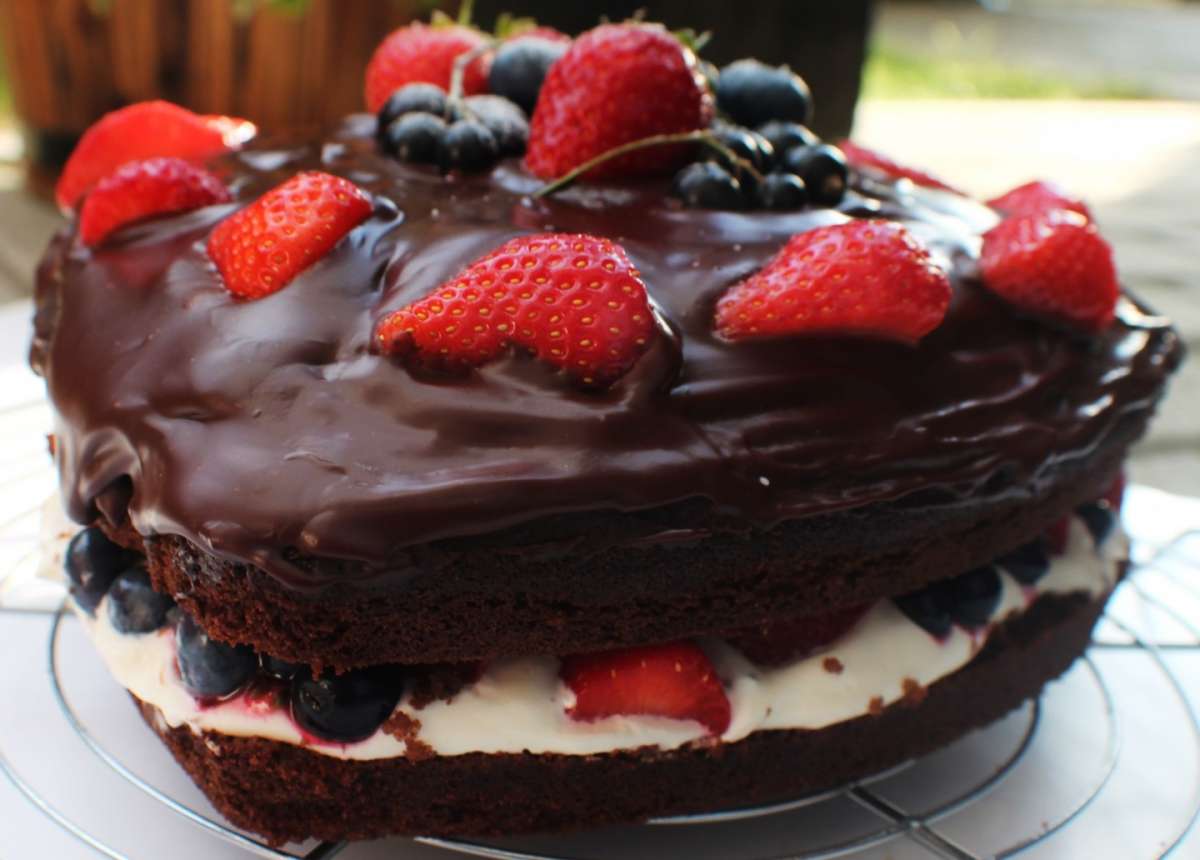 Torta estiva con cioccolato e frutta