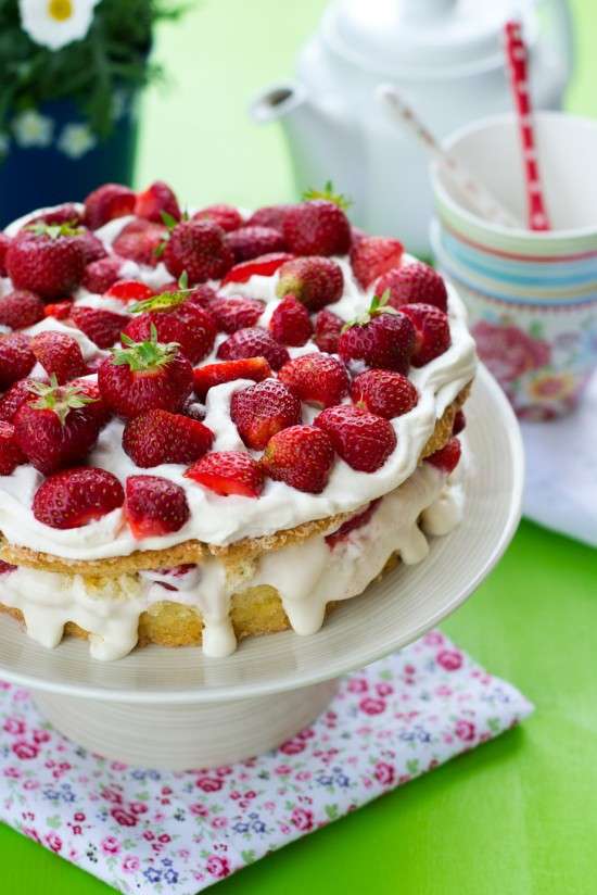 Torta estiva con panna e fragole