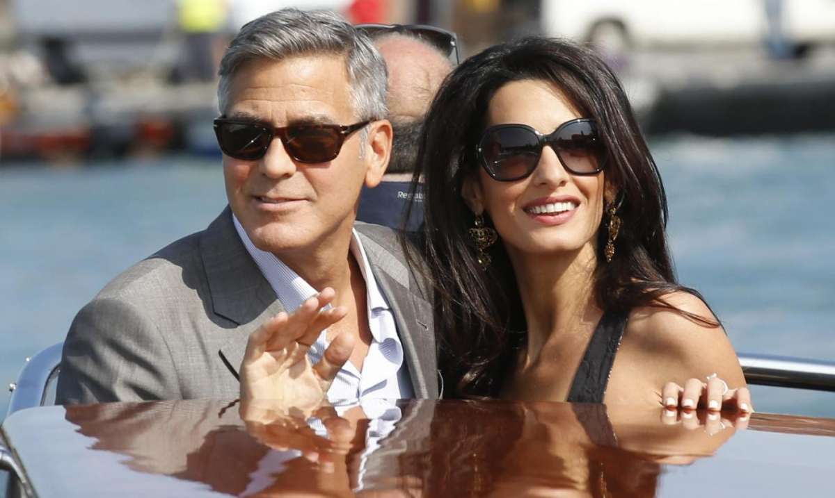 Amal Alamuddin sorridente con George Clooney
