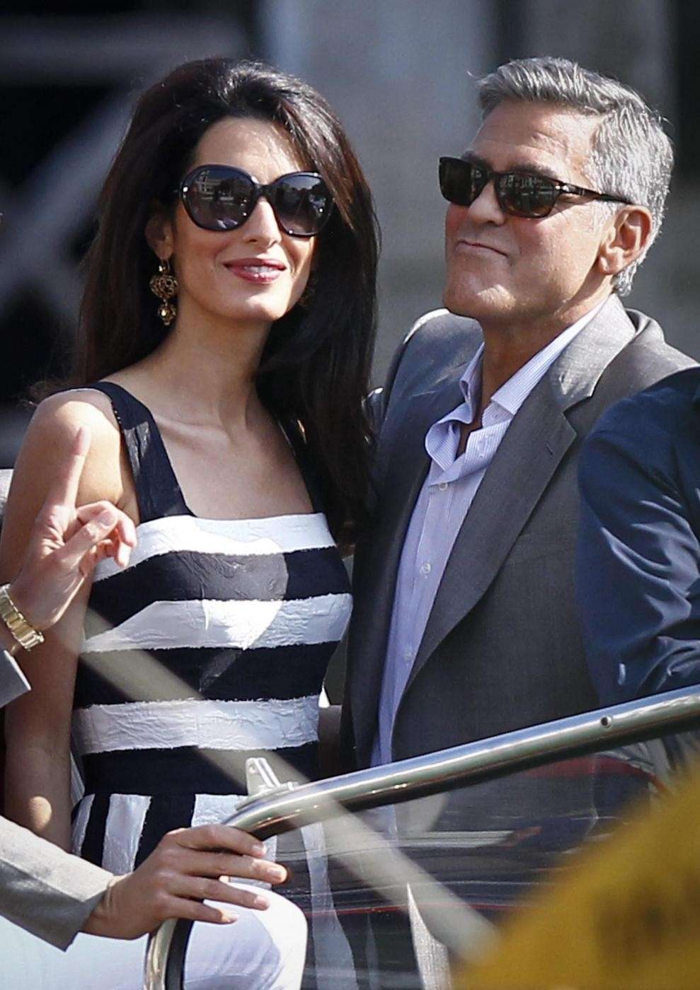 Amal e George con gli occhiali da sole