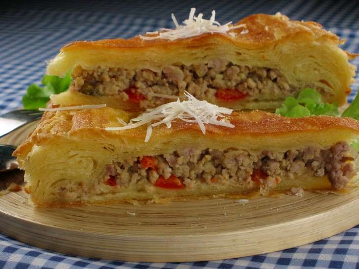 Burek con carne di maiale e peperoni