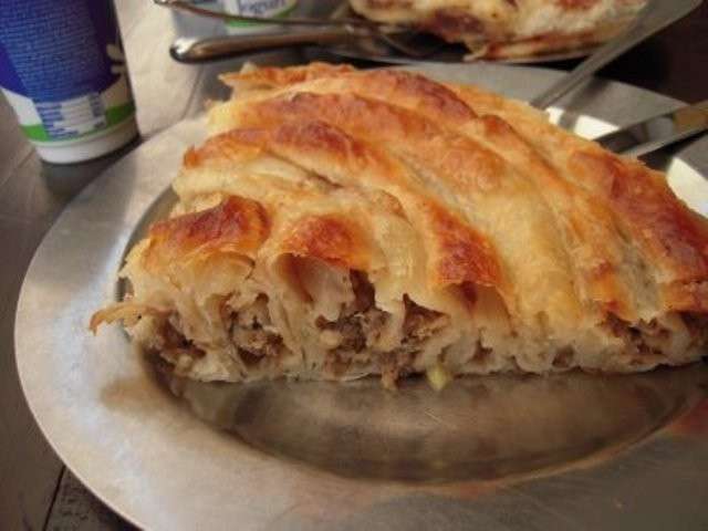 Burek con carne di maiale e verdure