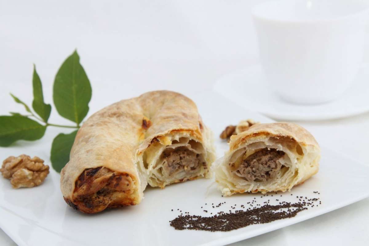 Burek con carne e semi di papavero