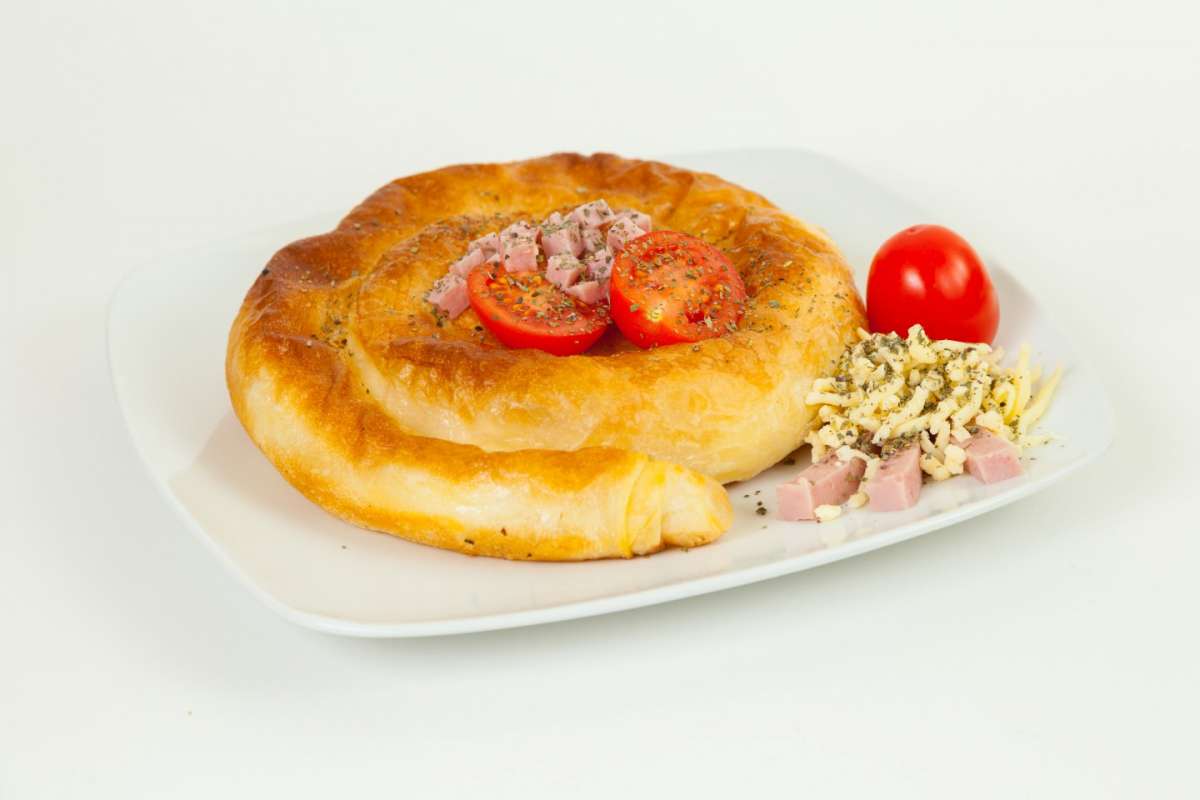 Burek con prosciutto e pomodorini