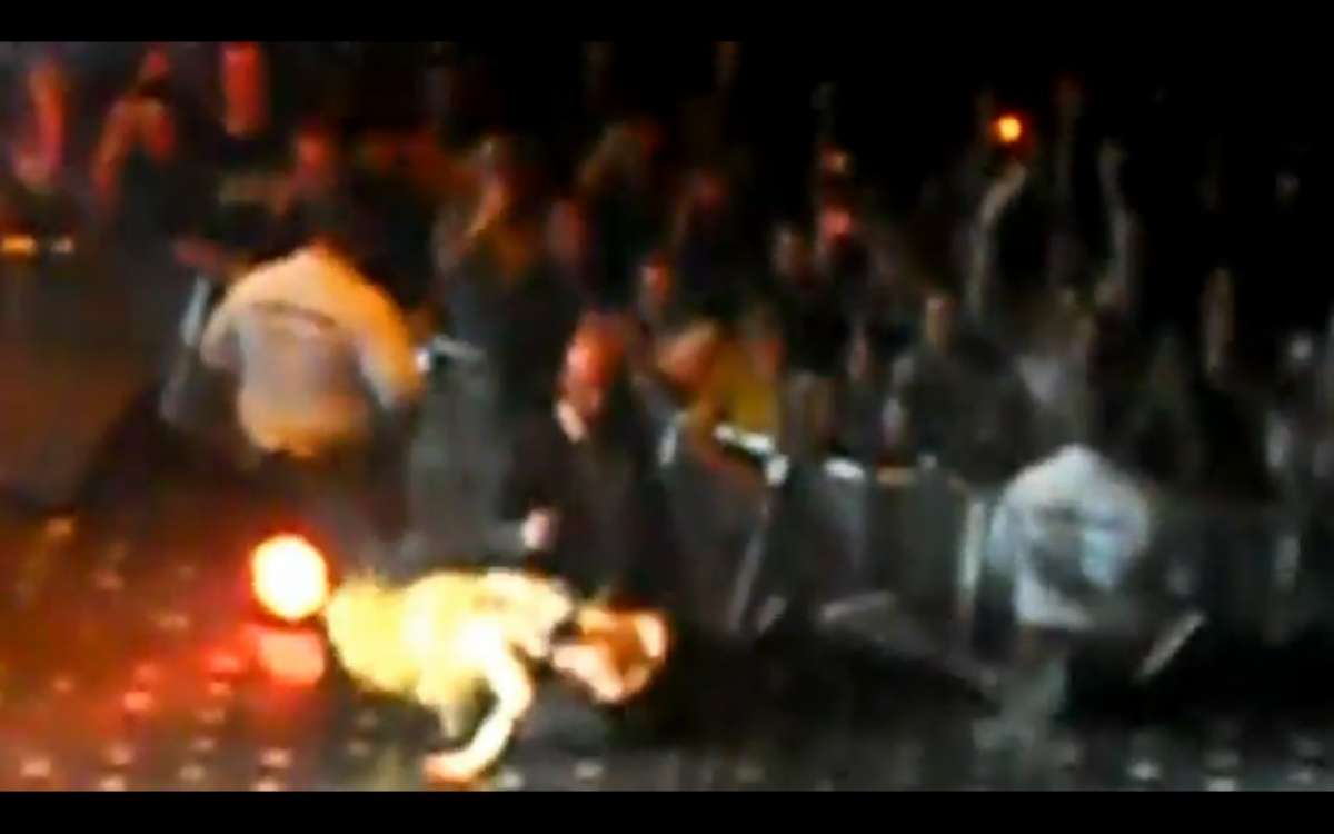 Cadute divertenti, Lady Gaga per terra durante un concerto