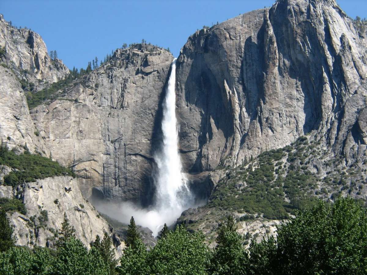 Cascata sulle montagne